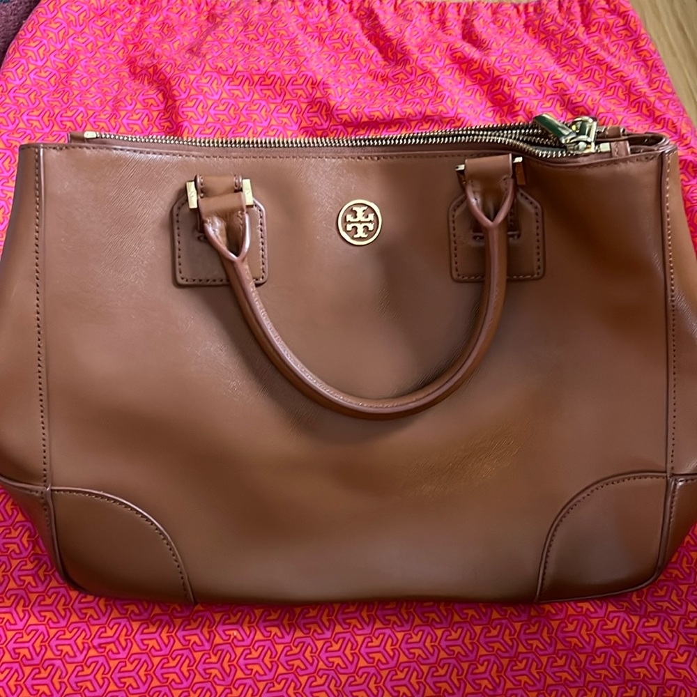 Tory Burch Robinson bag. Excellent used condition. Doesnt have cross body strap.